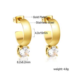 Boucles d'oreilles créoles minimalistes pour femmes en acier inoxydable plaqué or PVD 18 carats avec zircone cubique colorée – Bijoux de mode - Product Image 2