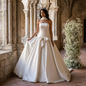 Robe de mariée moderne Nt09 en satin avec appliques, style robe de bal avec nœud et traîne chapelle, élégante pour la mariée - Product Image 1