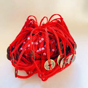 Pulsera y Tobillera de Cuerda Roja con Monedas de Cinco Emperadores para Hombres y Mujeres, Estilo Pareja, para Atraer la Riqueza y la Buena Fortuna - Product Image 1
