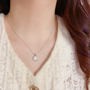 Collier pendentif trèfle à quatre feuilles plaqué or 14 carats Resoul, collier à chaîne fine pour femmes et filles, cadeau - Product Image 3