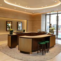 Armoire de présentation en verre luxueux avec cadre doré, éclairage LED, forme d'arc, dimensions personnalisables et résistante