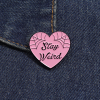 Bros Enamel Bertuliskan Tekstur Jaring Laba-laba Gaya Punk Warna Pink Love Stay Weird, Hadiah untuk Teman, Aksesoris Pakaian, Perhiasan