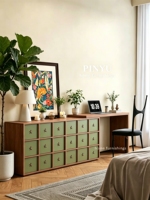 Finition en bois de noyer chaud. Conception unique avec correspondance de couleurs. Style du milieu du siècle. Sublimez votre salon avec des éléments vintage