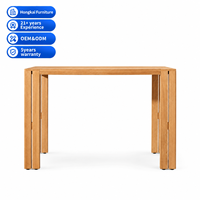 Ensemble de bar d'extérieur moderne en bois massif avec table haute à pieds fendus, tabourets de bar et coussins – Mobilier de bar pour villa et cour