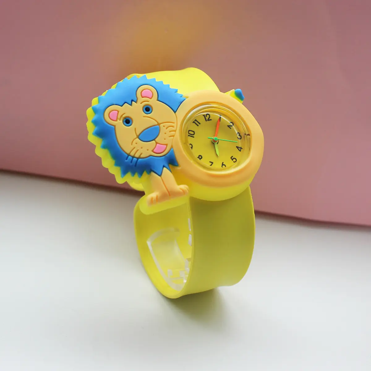 Belle montre-bracelet promotionnelle de claque d'animal de silicone de mode de garçons et de filles belle montre-bracelet de claque de bande dessinée de silicone de claque d'enfants