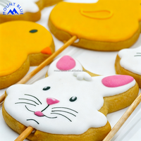 Galletas Festivas de Alta Calidad con Forma de Conejo y Pato de Pascua, Dulces y Saladas, con Cintas Amarillas Vibrantes, en una Caja Atractiva