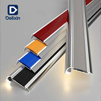 Profilés d'angle lumineux en L pour marches d'escalier en alliage d'aluminium avec bandes antidérapantes et éclairage LED pour ligne de production