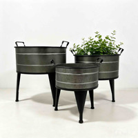 Set 3 Pot Tanaman Logam Galvanis Vintage dengan Dudukan, Pot Bunga Besi Bertingkat dengan Pegangan untuk Dekorasi Taman, Halaman, dan Rumah