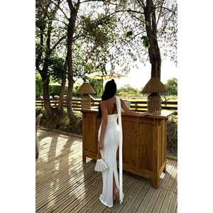 เดรสทรงเอไลน์สีขาวแบบไร้สายไหล่ พร้อมลายปักดอกไม้ 3 มิติ ผ้าถักสแปนเด็กซ์ พิมพ์ลายคลับ สำหรับผู้หญิง - Product Image 1