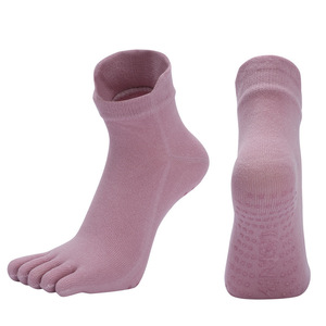Chaussettes élégantes à cinq doigts de couleur unie pour femmes, tissu respirant et maintien sûr pour les séances de Pilates Reformer - Product Image 1
