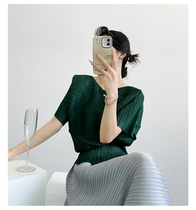 T-shirt da <span class=keywords><strong>donna</strong></span> Miyake plissettata a tinta unita in poliestere, elegante, con laccio in vita, maniche a pipistrello, collo alto, estiva 2025 - Product Image 5