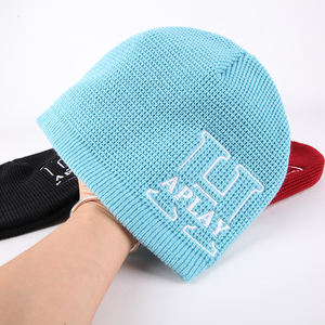 قبعة صغيرة شتوية محبوكة بشعار مخصص للبيع بالجملة قبعة صغيرة دافئة للنساء والرجال من الرجال والنساء قبعة صغيرة فارغة للكبار - Product Image 2