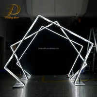 Arche de mariage géométrique moderne JINDA avec cadre lumineux carré superposé à LED pour la décoration de scène de mariage et d'événements