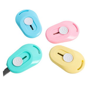 มีดอเนกประสงค์ขนาดเล็กสีลูกกวาดพลาสติกแบบพกพาเครื่องตัดกระดาษนักเรียนที่เปิดแพคเกจใบมีดสแตนเลส 60x37 มม. - Product Image 1