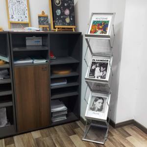 Estante de literatura A4 plegable portátil Acrílico Aluminio Tradeshow Revistero Catálogo Soporte Estante Exhibición Cartón Promociones - Product Image 4