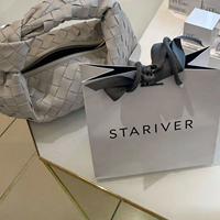 Sac cadeau élégant en papier blanc avec intérieur noir, poignée en corde, logo de la marque pour magasin de vêtements