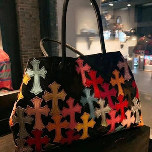 Sac à bandoulière unique de grande capacité en cuir chromé avec un motif de croix chrétienne, sac à main en cuir à bandoulière, sac fourre-tout de grande capacité de luxe - Product Image 5