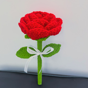 Roses rouges et roses en laine tricotées à la main pour la Saint-Valentin, emballage cadeau individuel, rose en crochet personnalisée - Product Image 5