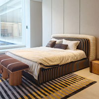 Lit plateforme minimaliste italien incurvé et rembourré Clouds, avec bordure en bambou, sommier silencieux, cadre de lit de luxe pour chambre à coucher, garantie de 3 ans