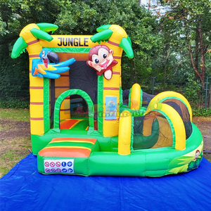 Castillo inflable de jungla con tobogán para fiestas infantiles. - Product Image 4