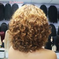 Perruque brésilienne en cheveux vierges Remy bouclés, longueur moyenne, densité 250 %, sans colle, logo personnalisé, couleur blond gingembre 4/30/4, modèle RM