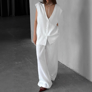 Conjunto de Dos Piezas de Estilo Urbano Moderno: Chaleco sin Mangas de Color Sólido con Cintura Baja en V y Detalle Trenzado, Combinado con Pantalones Anchos de Pierna Ancha - Product Image 1