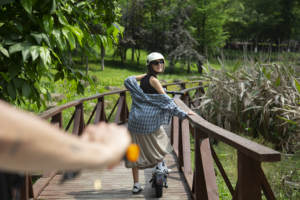 Patinete Eléctrico A1, Stock UE, Batería 48V 13Ah, 45KM, Neumáticos de Vacío de 10 Pulgadas, Amortiguadores de Goma, Pantalla LED, Plegable, Aluminio - Product Image 4