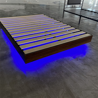 Cadre de lit flottant en grain de noyer personnalisé avec éclairage LED RGB, cadre de lit double, rembourrage en tissu doux, meubles de chambre à coucher
