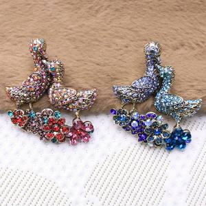 Broche vintage en forme d'oiseau avec strass, épingle lourde en diamant, accessoires de costume pour femmes - Product Image 1