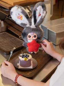 Cureplaneta Baby Three-Lily Rabbit <span class=keywords><strong>Town</strong></span> V3 Caja Sorpresa, Adorable Conejito Residente, Tu Propio País de las Maravillas en Miniatura, 15-25cm 25-36m - Product Image 3