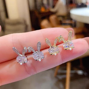 Boucles d'oreilles clous dorées E3577 motif dessin animé, serties de strass en cristal, pour femme, bijoux mignons à porter au quotidien - Product Image 4