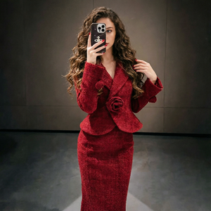 Elegante Completo da Donna, Cappotto Invernale, Look Lussuoso, Top Rosso con Scollo a V, Soprabito Abbinato a Pantaloni Capri, Set Due Pezzi - Product Image 1