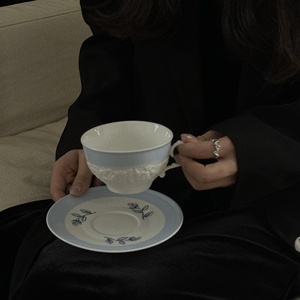 Service de table moderne en porcelaine écologique bleu lait d'été avec motif floral en relief, comprenant tasse, soucoupe et assiette occidentale, pour le thé de l'après-midi, le café et les occasions décontractées - Product Image 4