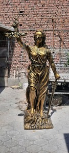 Estatua de la Dama Justicia de Fibra de Vidrio en Oferta, Escultura Clásica de Símbolo Legal para Oficina de Abogados, Sala de Juntas, Vestíbulo, Disponible a Precio de Exportación - Product Image 4