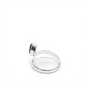 Bague ajustable minimaliste en argent 925 avec saphir, forme goutte d'eau, sertissage clos, bijou unisexe pour usage quotidien - Product Image 3