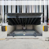 Rampe de chargement fixe, pont d'accès hydraulique stationnaire, niveleur de quai pour déchargement de conteneurs par chariot élévateur avec plaque antidérapante