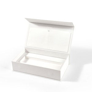 Boîte cadeau en carton blanc avec fermeture magnétique, en similicuir blanc FANXI, avec insert en mousse EVA - Product Image 1
