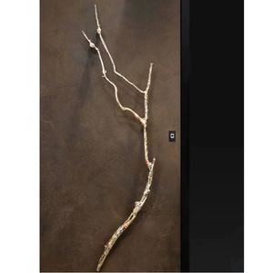 Poignée de porte sculpturale en bronze en forme de branche d'arbre, rustique et asymétrique, quincaillerie architecturale pour hôtel de charme et entrée en bois massif - Product Image 1