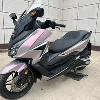 Scooter Maxi Forza 350 d'occasion, excellent état. Moteur refroidi par liquide de 350 cm³, entièrement fonctionnel.