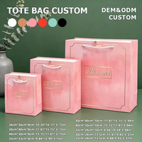 Sac en papier réutilisable en carton blanc mat imperméable avec logo personnalisé pour les petites entreprises de vêtements, le commerce de détail quotidien et l'emballage