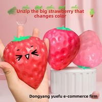 Jouet anti-stress en caoutchouc en forme de grande fraise, changeant de couleur à la lumière, gadget créatif de simulation pour la décompression, cadeau