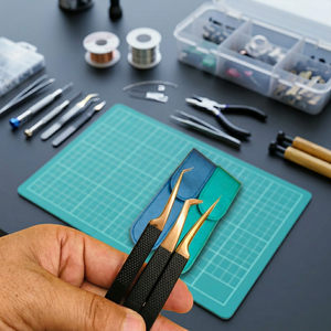 Pinzas de Cejas Portátiles Compactas con Punta Inclinada, Kit de Maquillaje de Viaje - Marca Personalizada Modelo 219 Hecho en Pakistán, Fácil Aplicación - Product Image 3
