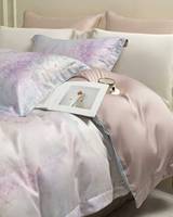 Ensemble de literie quatre pièces antibactérien, doux et respirant, de luxe abordable, en violet rêveur avec impression réactive