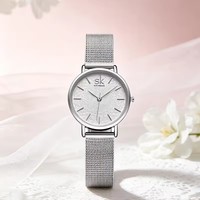 Montre à quartz pour femme Shengke K0006L, style coréen, design simple et mignon, boîtier en alliage et bracelet en acier inoxydable, cadran en verre.