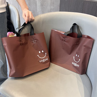 Impression de logo personnalisé emballage de transport givré mat sacs-cadeaux d'emballage en plastique pour faire du shopping avec poignées