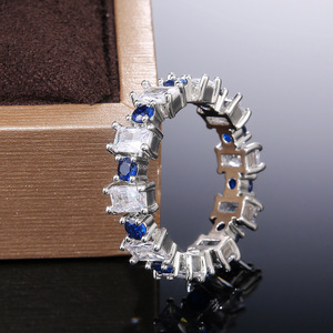 Simpatico anello con pietra quadrata per donna, design con intarsi scintillanti, gioielli alla moda per tutti i giorni - Product Image 2