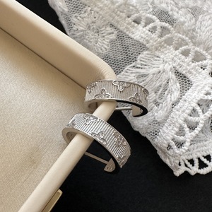 Boucles d'oreilles vintage imprimées en argent pur S925, design rétro français, niche, luxe léger, simple, élégant avec placage or - Product Image 1