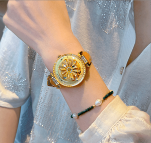 Orologio <span class=keywords><strong>da</strong></span> <span class=keywords><strong>Polso</strong></span> <span class=keywords><strong>da</strong></span> Donna con Charm a Girasole, Cinturino in Vera Pelle, Movimento al Quarzo, Allarme, Spessore 12mm, Resistenza all'Acqua 3BAR, Metallo - Product Image 4
