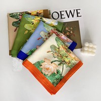 Écharpe carrée à motif de nénuphar sur fond clair et serein - Écharpe verte de type soie pour le cou