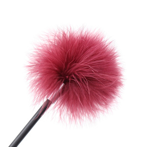 Pistolet à plumes rouges pour couples, bondage SM, pistolet à plumes pour chatouiller, disponible en gros. - Product Image 4